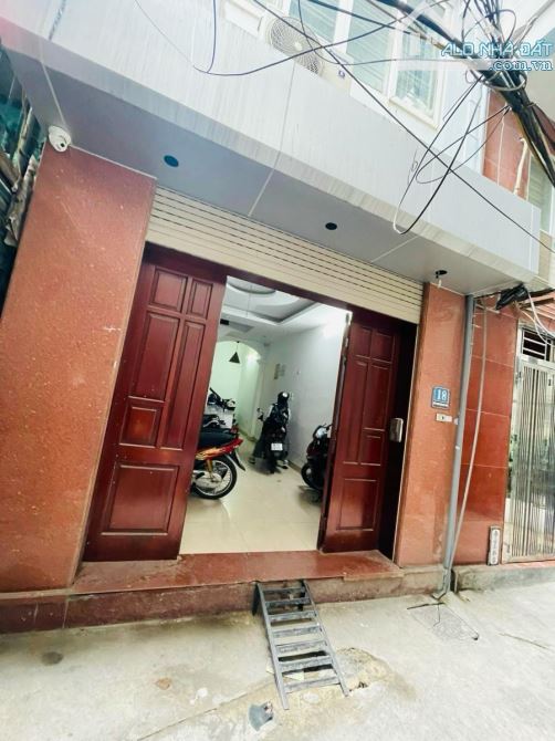 Hiếm . Bán nhà 40M phố Pháo Đài Láng . 7 tầng với 10 phòng đang cho thuê . Sát ô tô - 3