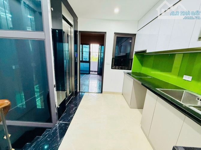 Bán gấp nhà 34M , 5 tầng thang máy phố Đại Linh .10M ô tô tránh . Giá 8 tỷ - 3