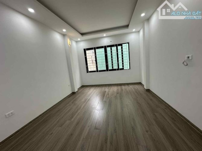 8 TỶ HƠN . 15M RA Ô TÔ TRÁNH . NGÕ ĐẸP . SÂN ĐỂ XE RIÊNG . PHỐ CHÙA QUỲNH .40 M2 . 5 TẦNG - 3