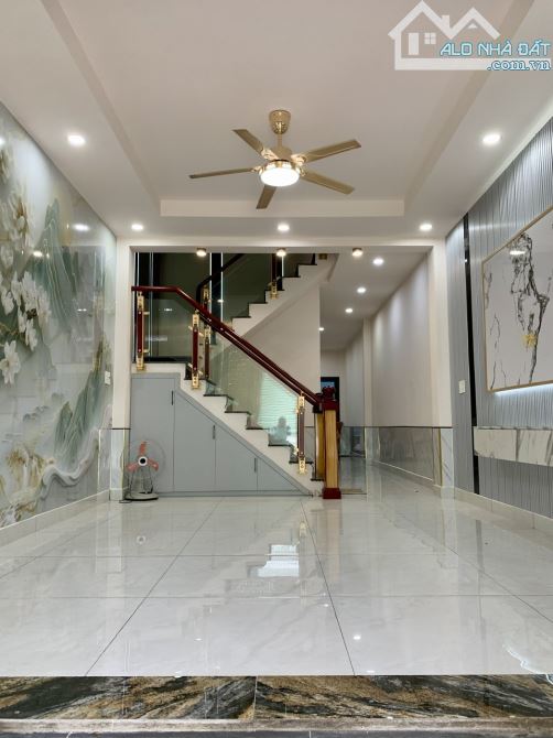 NHÀ Q8 P4 - 3.95 x 16.2 - 3 TẦNG ĐÚC THẬT - HẺM 4M XE HƠI ĐỖ CỬA - 3P RA PARC MALL. - 3
