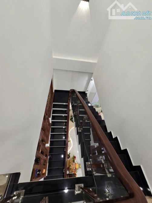 BÁN NHÀ 2 LẦU MẶT TIỀN NGUYỄN KHUYẾN. DT: 5x16,3M. GIÁ: 8,9 TỶ - 3