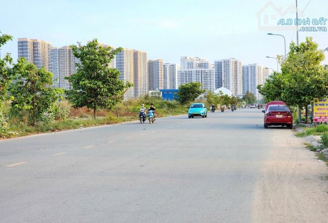 LÔ GÓC 2 MT - DT 879M², NGANG 19M - SÁT VINCOM GARDEN & VINHOMES GRAND PARK - 3