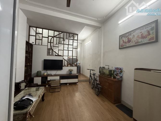 Bán nhà Thạch Bàn - ngõ thông - ô tô đỗ cửa - 45m - 4 tầng - 9 tỷ - 3