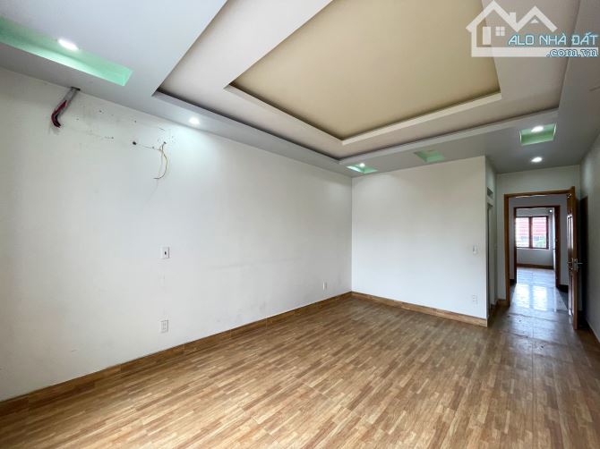 Nhà 4 tầng sân cổng tuyến 3 Ngô Gia Tự - 100m2 - Hướng Nam - 4
