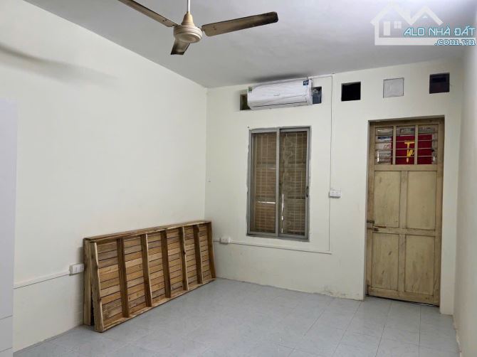 Cho thuê nhà Phố Cầu Giấy 2 tầng x 55m2, 3 ngủ, 2 WC, 9.5triệu/th - 4