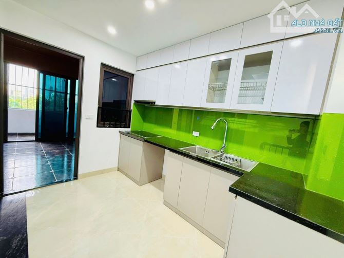 Bán gấp nhà 34M , 5 tầng thang máy phố Đại Linh .10M ô tô tránh . Giá 8 tỷ - 4