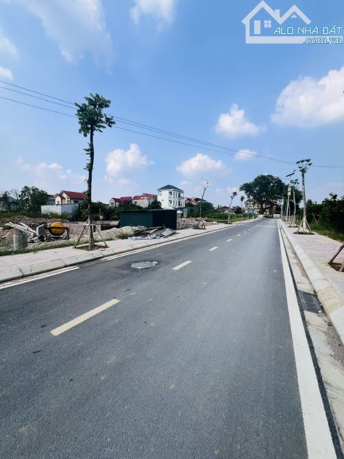 BÁN ĐẤT NGHĨA TRỤ VĂN GIANG-ĐẤU GIÁ PHÂN LÔ VỈA HÈ-GIÁP TÔ QUYỀN-140M2-10,7 TỶ - 4