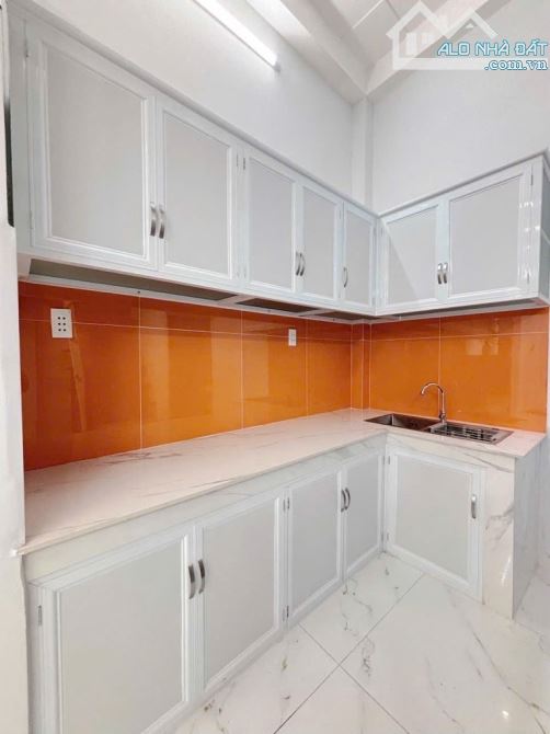 BÌNH TÂN ‘ SÁT Q6 ‘ 32 m 3 TẦNG ‘ 4 x 8 m giá nhỉnh 3 xx tỷ TL  HẺM 4 m   Mô tả 3 TẦNG ‘ - 4