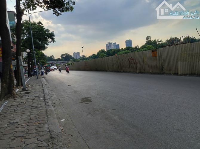 Cơ hội đầu tư hiếm: 213m², 2 mặt tiền gần phố Kim Mã, ô tô dừng đỗ trước cửa - 4