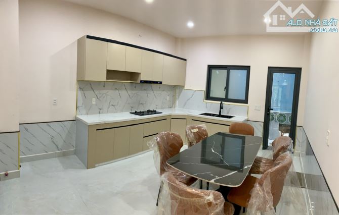 NHÀ Q8 P4 - 3.95 x 16.2 - 3 TẦNG ĐÚC THẬT - HẺM 4M XE HƠI ĐỖ CỬA - 3P RA PARC MALL. - 4