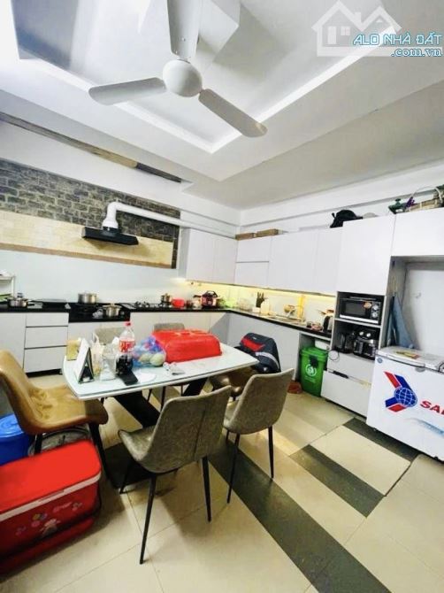 BÁN NHÀ TRUNG KÍNH, CẦU GIẤY 80M, 5T, MT 5M, VỈA HÈ OTO TRÁNH, KINH DOANH ĐA DẠNG, 18 TỶ. - 5