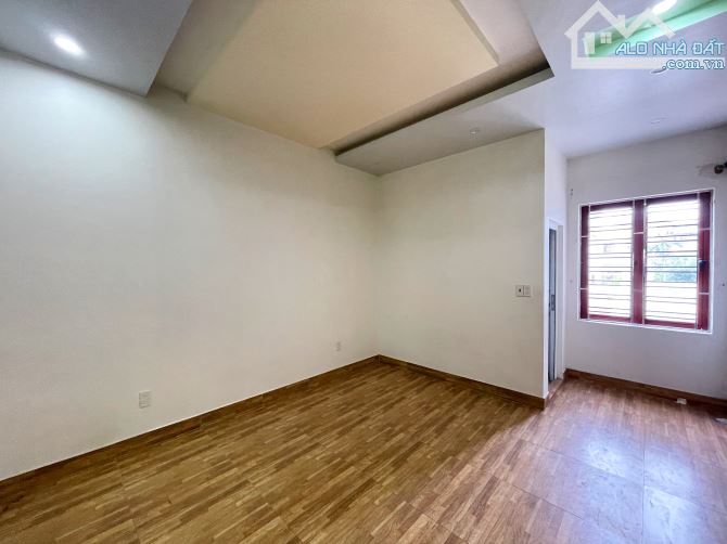 Nhà 4 tầng sân cổng tuyến 3 Ngô Gia Tự - 100m2 - Hướng Nam - 5
