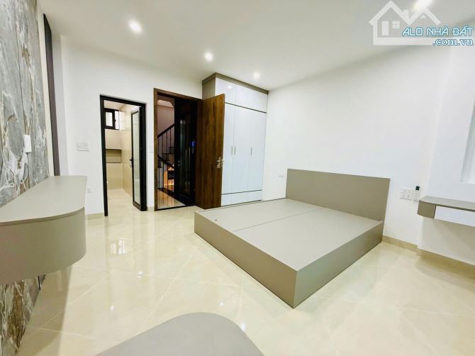 Bán gấp nhà 34M , 5 tầng thang máy phố Đại Linh .10M ô tô tránh . Giá 8 tỷ - 5