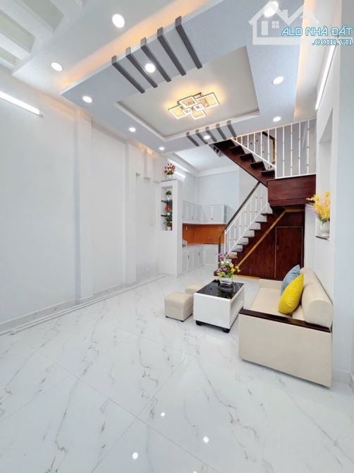 BÌNH TÂN ‘ SÁT Q6 ‘ 32 m 3 TẦNG ‘ 4 x 8 m giá nhỉnh 3 xx tỷ TL  HẺM 4 m   Mô tả 3 TẦNG ‘ - 5