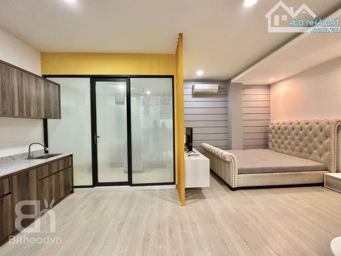 CỰC PHẨM STUDIO FULL NỘI THẤT BAN CÔNG NGAY QUẬN 1 - 5
