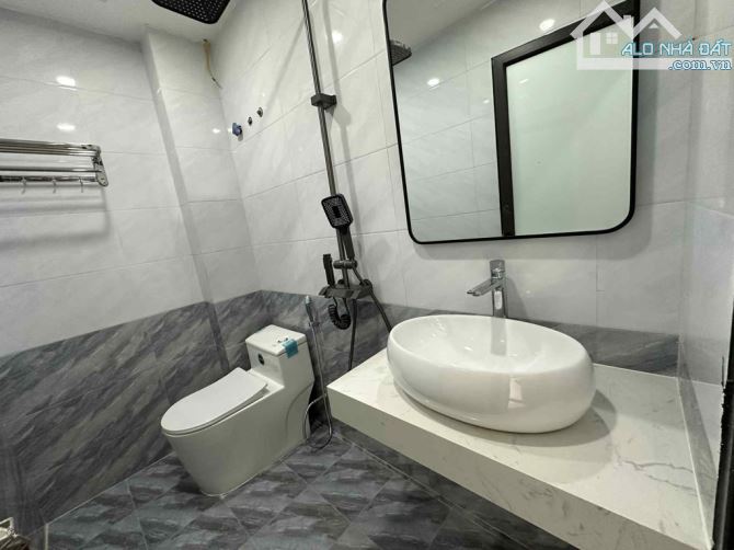 8 TỶ HƠN . 15M RA Ô TÔ TRÁNH . NGÕ ĐẸP . SÂN ĐỂ XE RIÊNG . PHỐ CHÙA QUỲNH .40 M2 . 5 TẦNG - 5