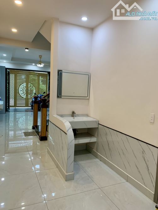 NHÀ Q8 P4 - 3.95 x 16.2 - 3 TẦNG ĐÚC THẬT - HẺM 4M XE HƠI ĐỖ CỬA - 3P RA PARC MALL. - 5
