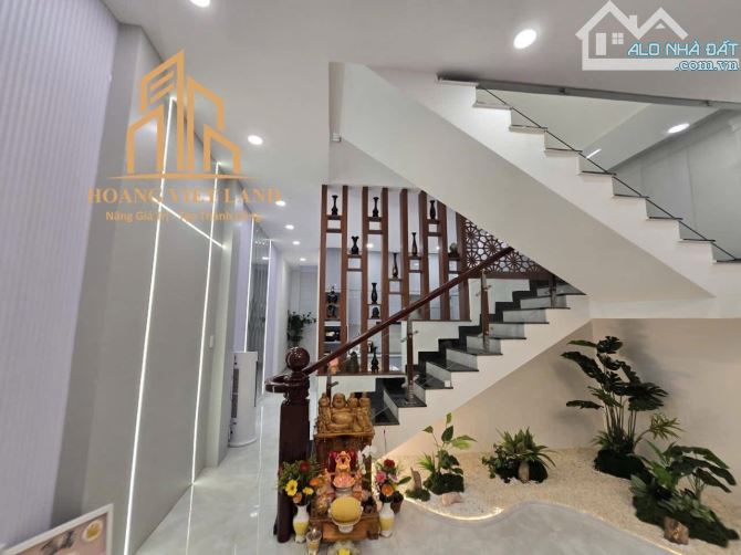 BÁN NHÀ 2 LẦU MẶT TIỀN NGUYỄN KHUYẾN. DT: 5x16,3M. GIÁ: 8,9 TỶ - 5