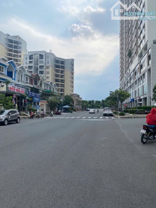 BÁN SHOPHOUSE - KĐT PHÚ MỸ HƯNG - 200m2 - NGANG 10 - MỚI TINH SẴN DÒNG TIỀN 1 TỶ/NĂM - 5