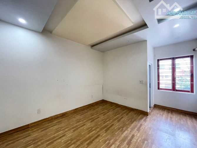 Nhà 4 tầng sân cổng tuyến 3 Ngô Gia Tự - 100m2 - Hướng Nam - 6