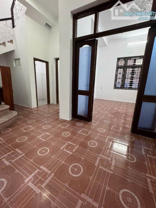 Cho thuê nhà Nguyễn Sơn, Long Biên - Cho làm Căn hộ dịch vụ, Lô góc 2 mặt đường đều ô tô - 6