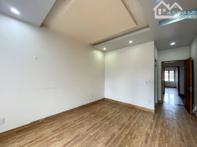 Nhà 4 tầng sân cổng tuyến 3 Ngô Gia Tự - 100m2 - Hướng Nam - 7