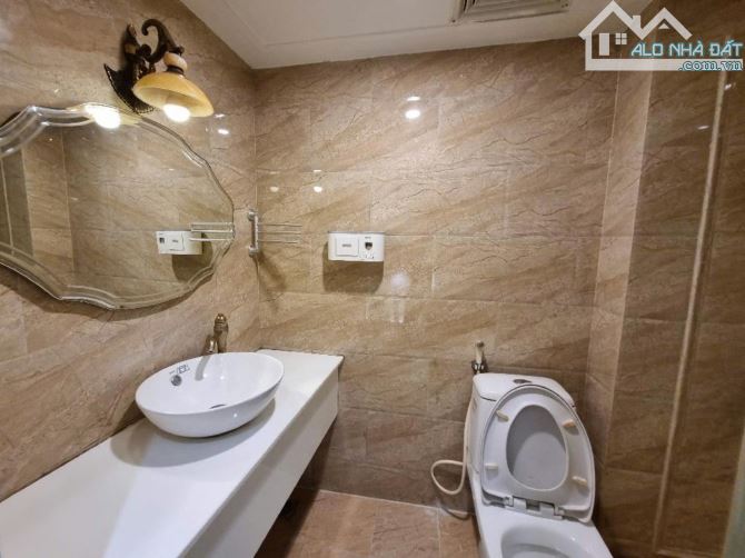 Bán nhà Ngọc lâm, Long Biên, đường rộng, oto tránh, nhà 3 tầng, 35m2, giá 10.5 tỷ - 7