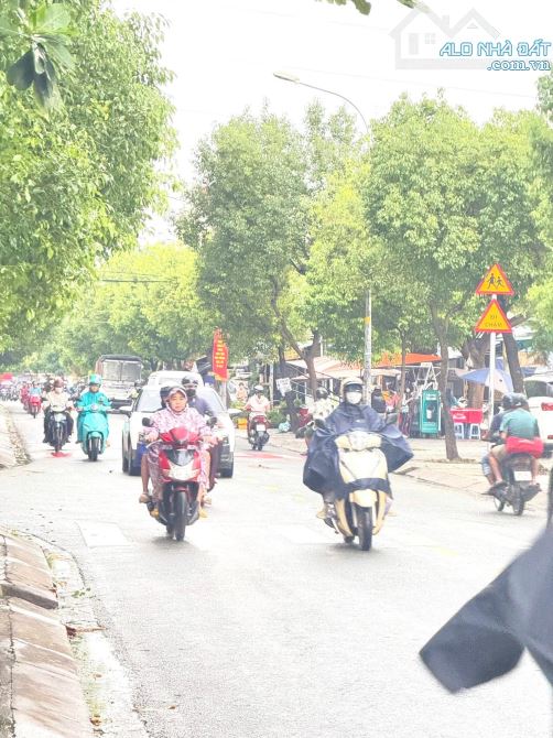 NHÀ 2 TẦNG (4,8m x 15m) - GẦN NGÃ TƯ AN SUONG - HẺM TRƯỚC NHÀ 5M - 1/ SONG HÀNH - 8