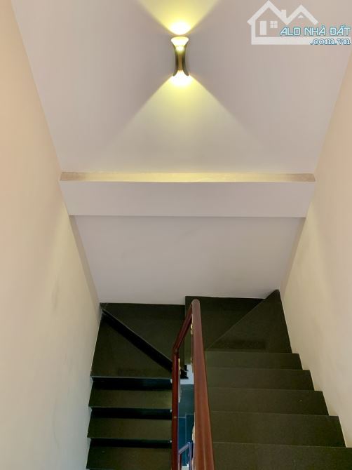 NHÀ Q8 P4 - 3.95 x 16.2 - 3 TẦNG ĐÚC THẬT - HẺM 4M XE HƠI ĐỖ CỬA - 3P RA PARC MALL. - 8
