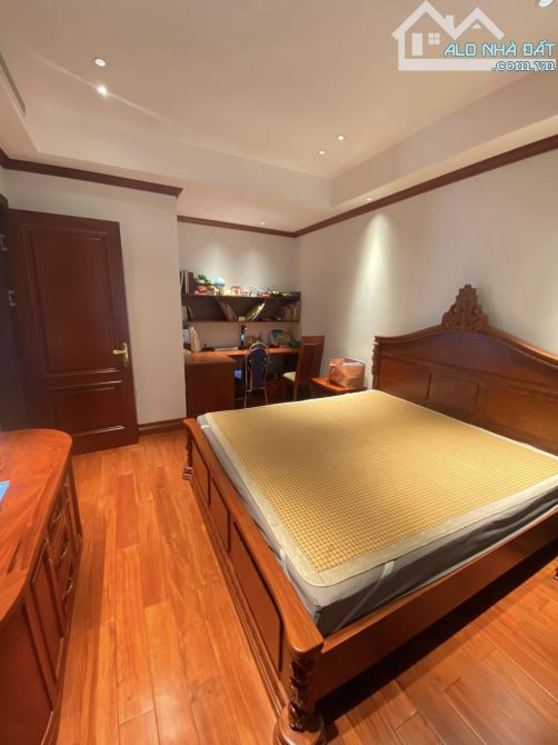 Biệt thự sân vườn Thành Thái  - Đường rộng 20m - 330m2 - MT 16,5m - hầm - 95 tỷ - 9