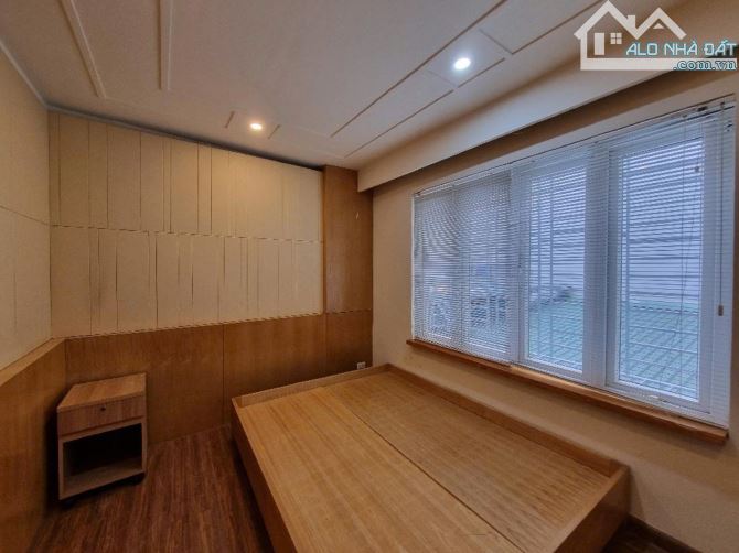 Bán nhà Ngọc lâm, Long Biên, đường rộng, oto tránh, nhà 3 tầng, 35m2, giá 10.5 tỷ - 9