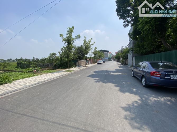 SÁT BÌA LÀNG VIỆT HÙNG, ĐÔNG ANH 70m2, ĐƯỜNG THÔNG, Ô TÔ 16 CHỖ VÀO NHÀ chỉ hơn 5 tỷ