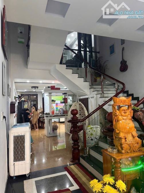 Nhà 4 tầng mặt tiền Lý Triện . DT:81m , ngang 4m5 . Nhà kiên cố full nội thất