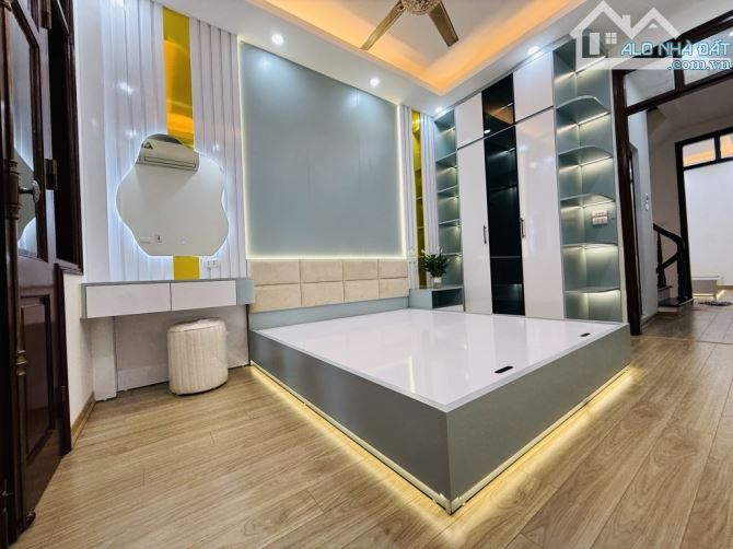 Lô góc Bùi Xương Trạch, hai thoáng ngõ rộng thông 3 gác đỗ cửa, 37m²