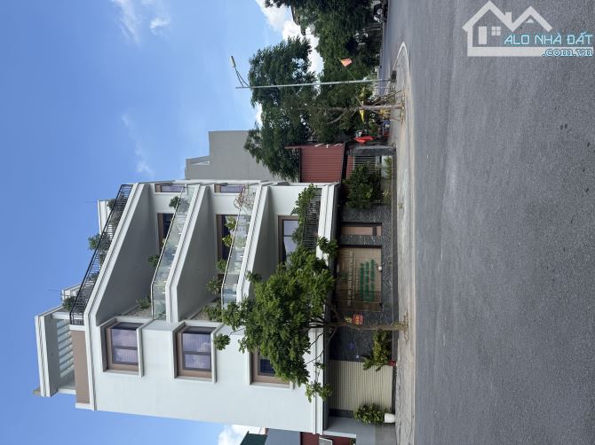Bán đất lô góc 2 mặt tiền, vỉa hè rộng, khu tái định cư Thượng Thanh 100m2, giá 21 tỷ.