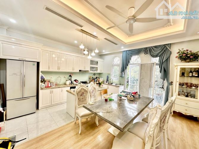 Biệt thự Làng Việt Kiều Châu Âu, vỉa hè, ô tô tránh đỗ, gara, full NT, mặt tiền 8m 140m*4T
