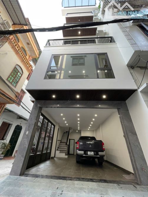 Cần bán gấp căn nhà tại Ngọc Thụy, Long Biên, Hà Nội, thang máy,DT: 52m2, giá: 13 tỷ