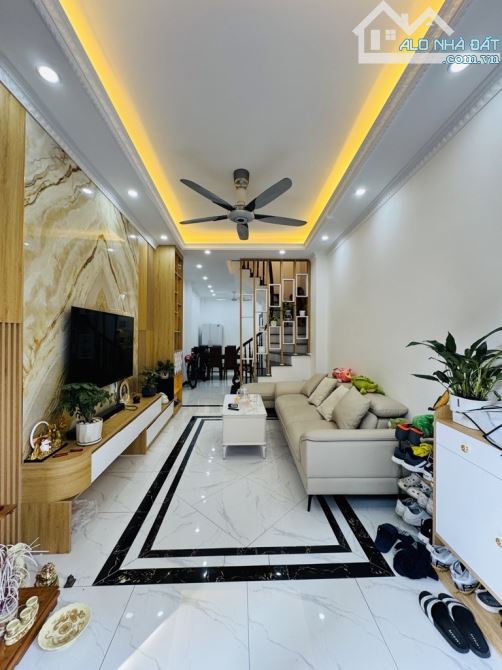 Bán nhà Thanh Đàm 35m 5tầng ô tô đỗ cửa giá 6.2 tỷ