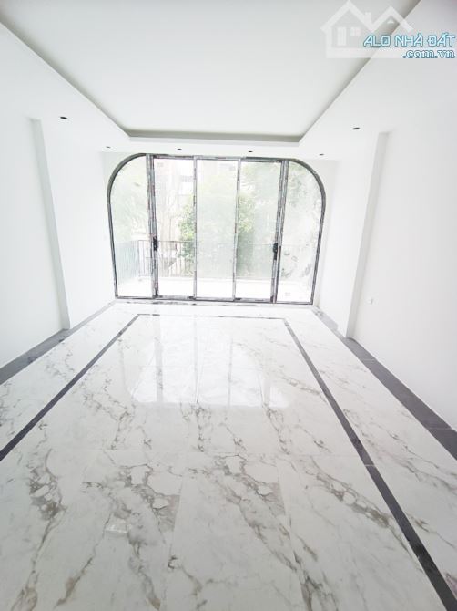 Cho thuê nhà phố Nguyễn Khuyến. DT 110m2, 5 tầng, MT 5m, fulll điều hòa. Ô tô đỗ cửa