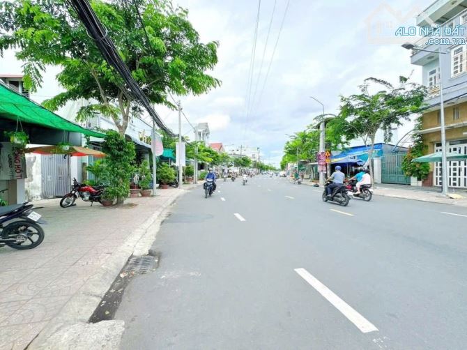 Bán nền biệt thự mặt tiền giá rẻ đường Trần Quang Diệu tdt 335m2 thổ cư cấp phép chính
