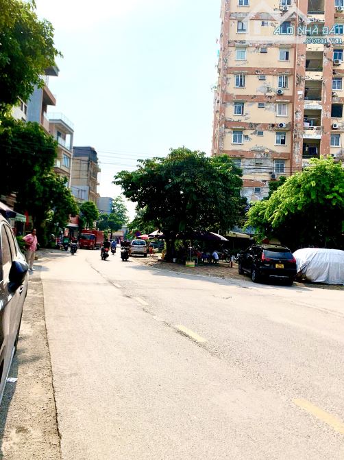 BÁN ĐẤT TẶNG NHÀ 2 TẦNG - Ô TÔ ĐỖ CỬA - GẦN NGAY PHỐ - AN NINH ĐẢM BẢO - TIỆN ÍCH BẠT NGÀN
