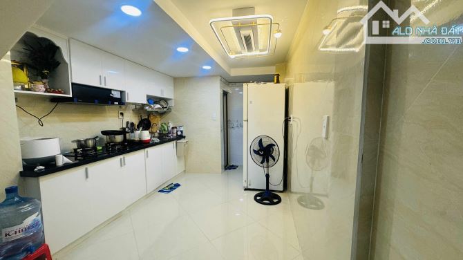 Bán nhà khu phân lô Quận 1- 4 Tầng đúc mới- 5PN+4WC- 30m ra Mặt Tiền- Sổ A4 hoàn công đủ.
