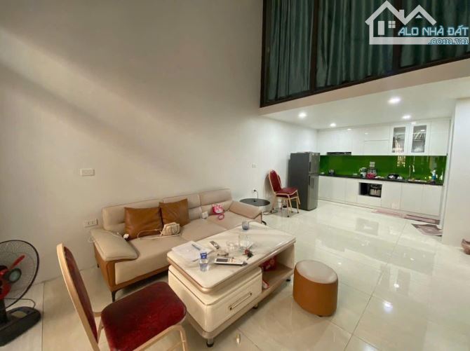 Nhỉnh 3 tỷ nhà Khương Trung, Bùi Xương Trạch gần Royal City, ô tô đỗ cạnh nhà.