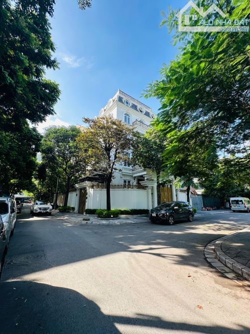 Bán biệt thự sân vườn Xuân Diệu, ô tô ra vào cách phố 30m, DT 141m2, MT 11m
