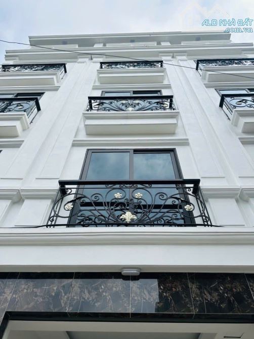 BÁN NHÀ CHÂU ĐÀI 30M2, 5 TẦNG, SỔ ĐỎ, NGÕ NÔNG RỘNG THOÁNG, Ở NGAY, GẦN PHỐ
