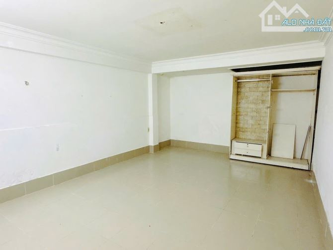 Bán nhà đường Nguyễn Gia Trí 4x20 vuông vức có 8 phòng tiện cho thuê CHDV, làm văn phòng