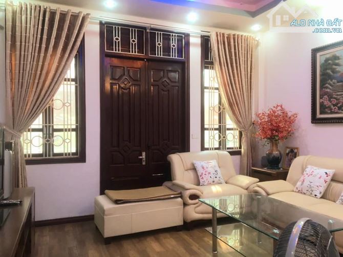 💎 Nhà đẹp 5 tầng Nguyên Hồng 65m², ô tô, Kinh Doanh – chỉ 16 tỷ