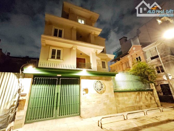 BIỆT THỰ BIỆT LẬP GIỮA LÒNG QUẬN 1, 239M2, 4 TẦNG, NỘI THẤT NHẬP 40 TỶ, LÔ GÓC 3 MẶT TIỀN