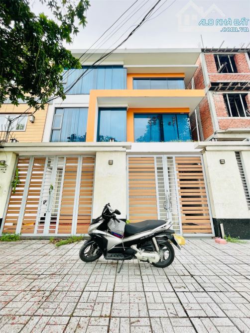 Văn phòng Tên Lửa - 5 tầng - Hầm - Thang máy - 10x20m - Cho thuê 700 triệu/ năm