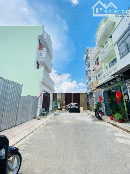 Gấp Bán nhà ngay chợ Bình Thành hẻm 6m xe hơi ngủ nhà 64m2-3 Tầng 4 tỷ 650